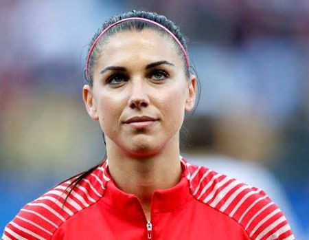 Alex Morgan, la futbolista mejor pagada del mundo pero lejos de un sueldo como el de Messi.