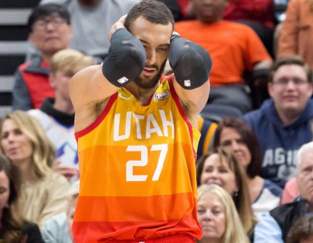 Rudy Gobert toca los micrófonos y grabadoras burlándose del coronavirus y fue el primer contagiado de la NBA