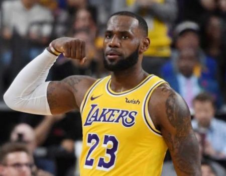 LeBron coloca a Los Lakers en la cima de ventas de camisetas.