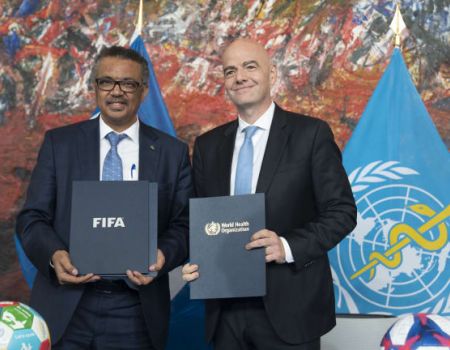 FIFA y OMS se asocian para promover la buena salud en estadios y entre los hinchas