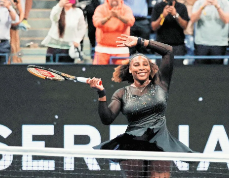 Serena alarga su despedida; sigue avanzando